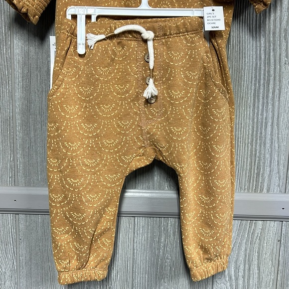 3-6M, NWT Jessica Simpson Ochre Printed Sweat Shirt/Pant Set - Picture 4 of 5